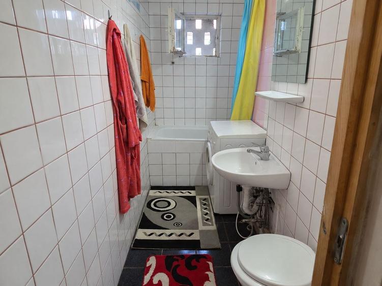 Apartament cu 3 camere semidecomandat, mobilat în Cetății