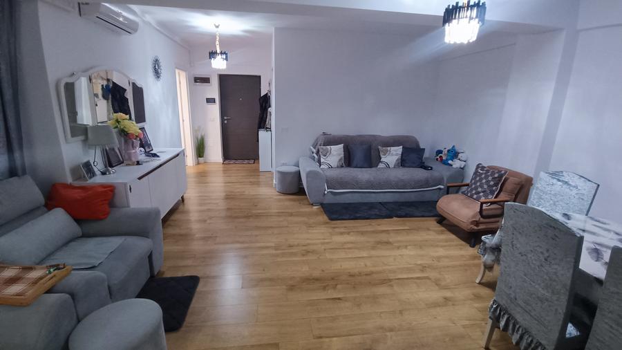 Apartament cu 3 camere decomandat, mobilat în Calea Moldovei