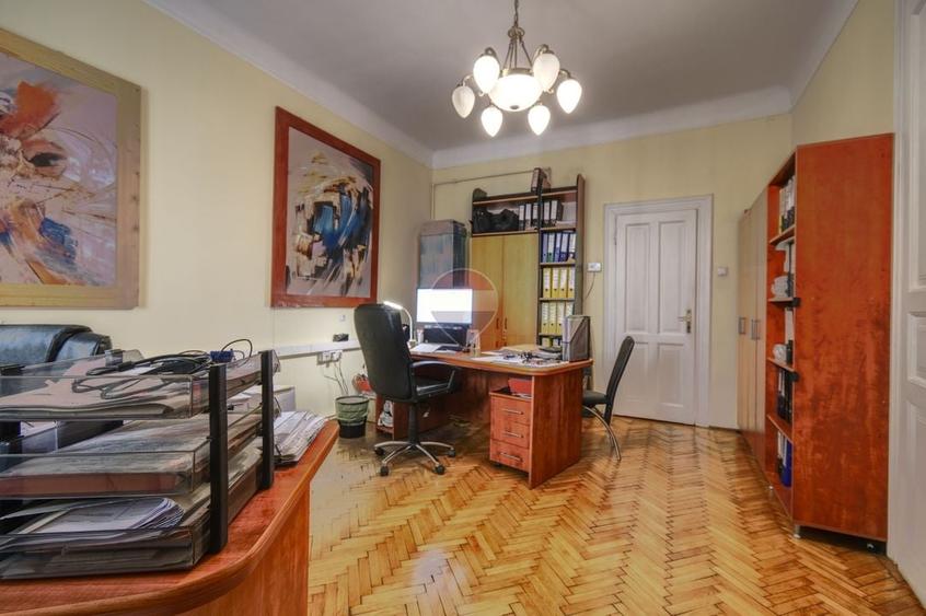 Apartament cu 5 camere decomandat în Semicentral