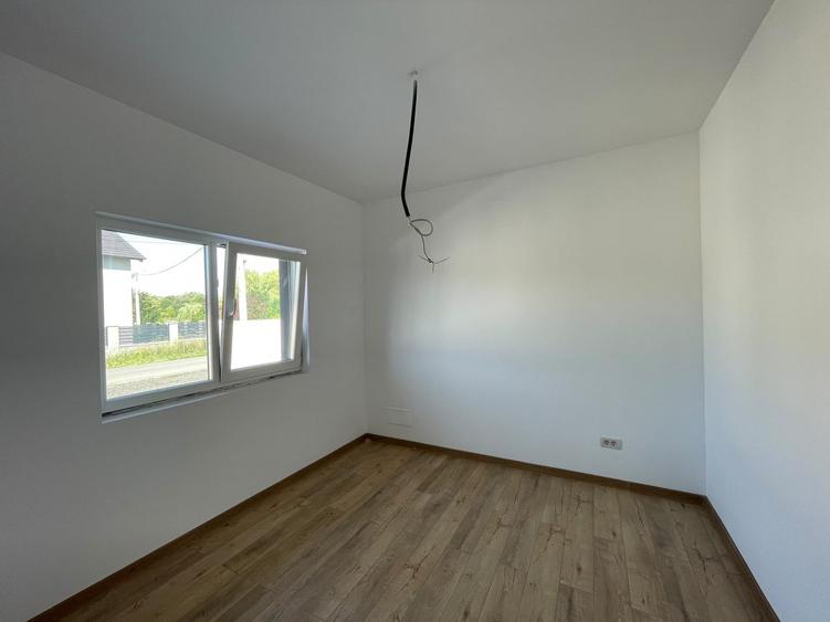 Duplex cu 5 camere cu Canalizare în Ghiroda