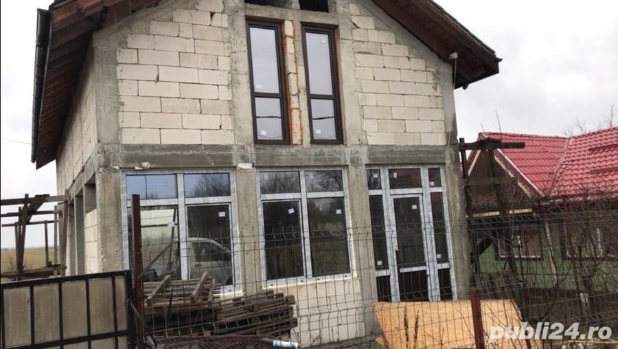 Casă cu 5 camere cu Teren 2000 Mp în Petrăchioaia