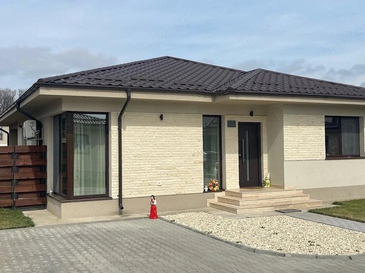 Casă cu 4 camere cu Teren 500 Mp în Ostratu