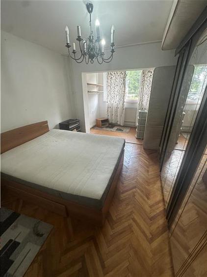 Apartament cu 4 camere decomandat în Lipovei