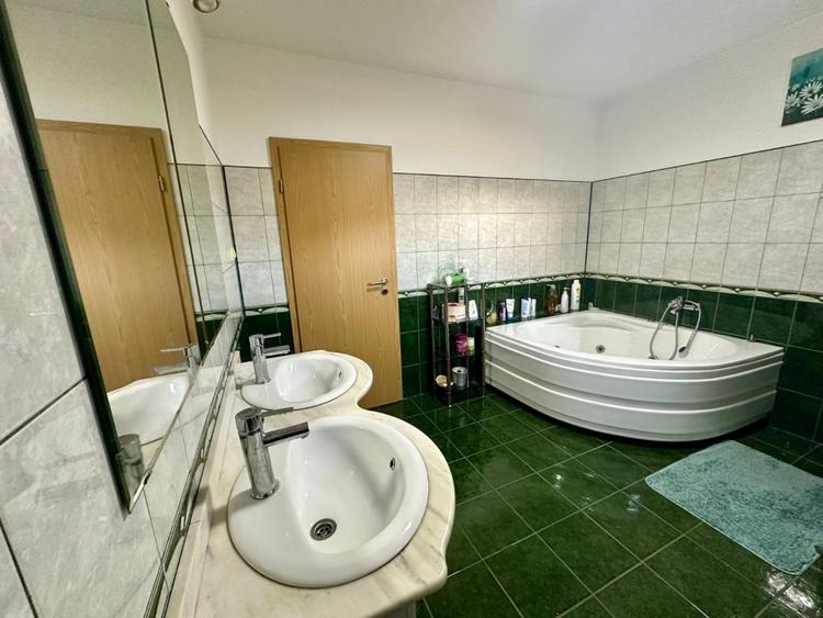 Casă individuală cu 5 camere cu Canalizare în Dumbrăvița