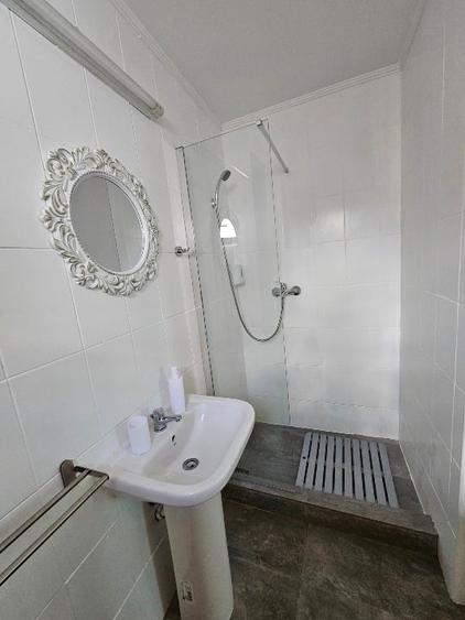 Casă cu 5 camere cu Canalizare în Central