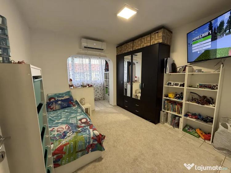 Apartament cu 3 camere decomandat în Lipovei