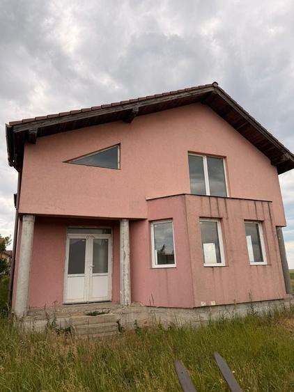 Casă cu 4 camere în Paleu