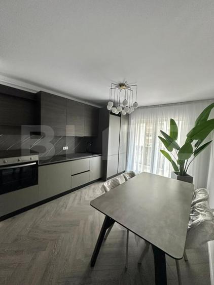 Apartament cu 3 camere semidecomandat, mobilat în Sud