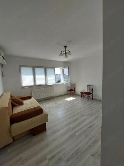 Apartament cu 3 camere semidecomandat în Palat
