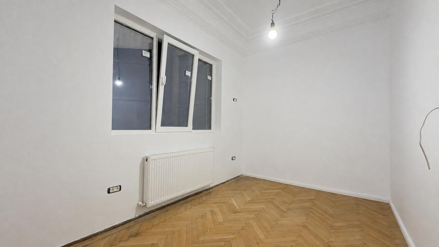 Apartament cu 5 camere decomandat în P-ța Victoriei
