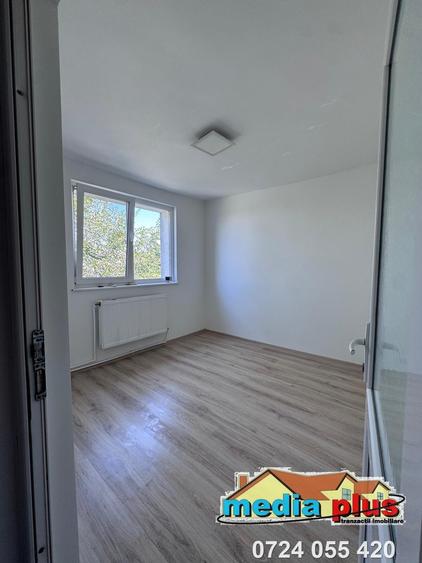 Apartament cu 3 camere semidecomandat în Micro 40