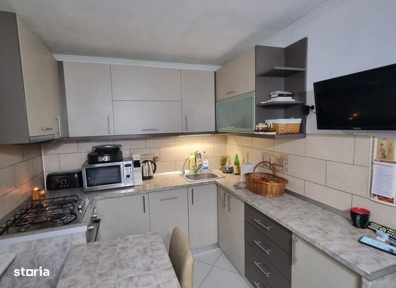Apartament cu 4 camere decomandat în Nicolina
