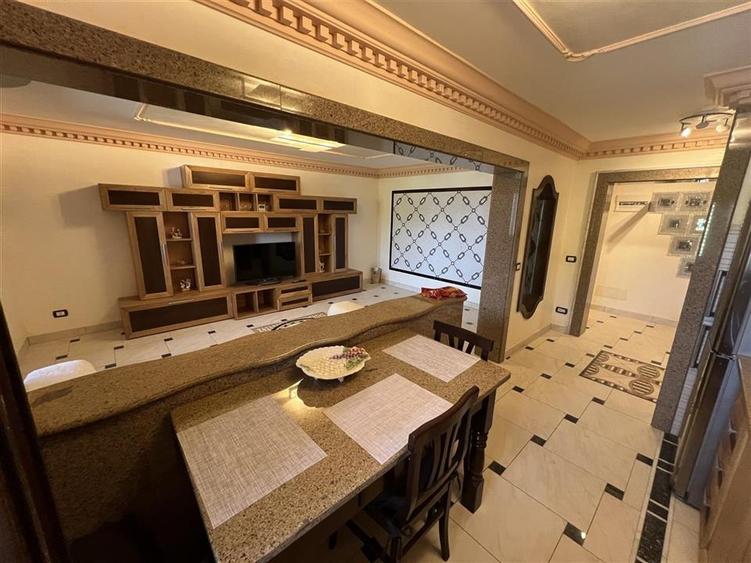 Apartament cu 3 camere decomandat, mobilat în Est