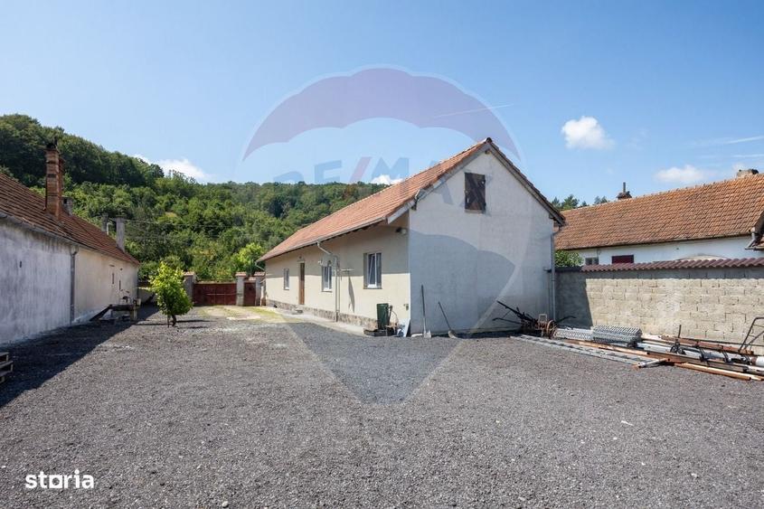 Casă cu 4 camere în Dumbrăvița