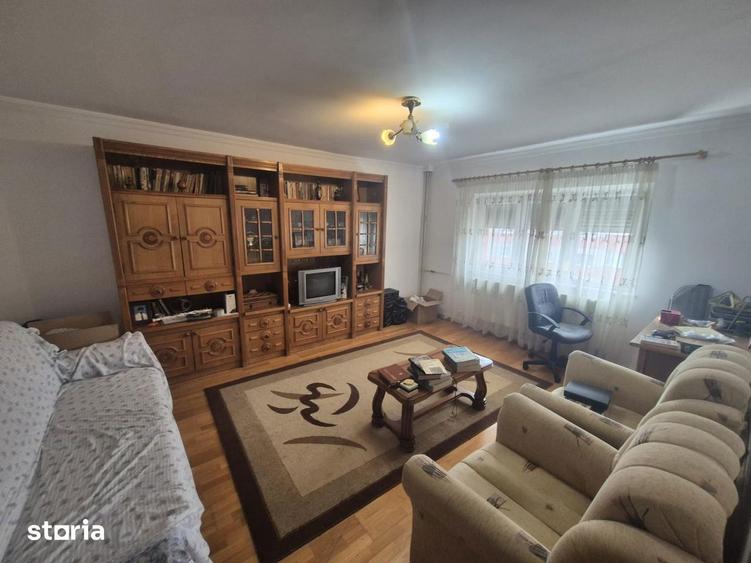 Apartament cu 3 camere decomandat în Rahova