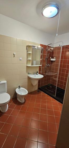 Apartament cu 3 camere semidecomandat, mobilat în Barbu Văcărescu
