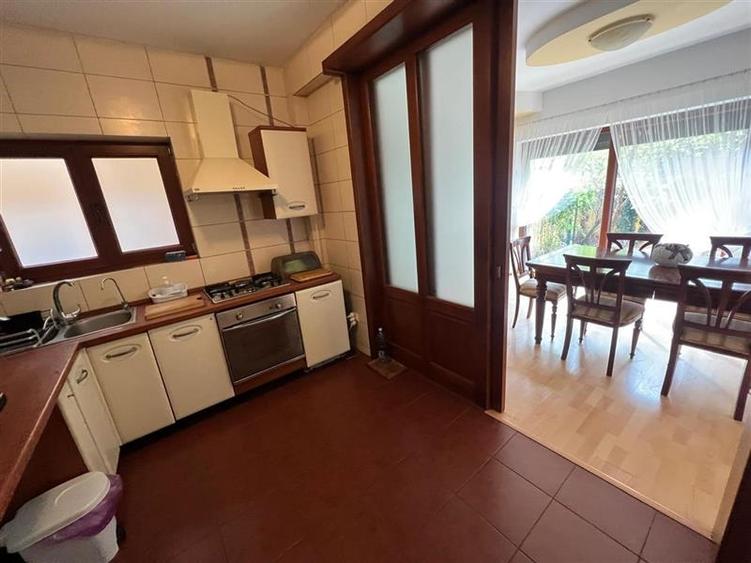 Casă individuală cu 8 camere cu Canalizare în Ultracentral