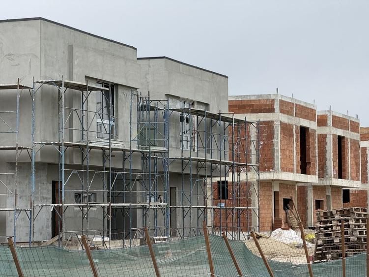 Casă individuală cu 4 camere cu Piscina în Tunari
