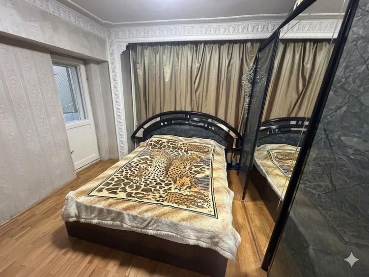 Apartament cu 3 camere semidecomandat, mobilat în Tei