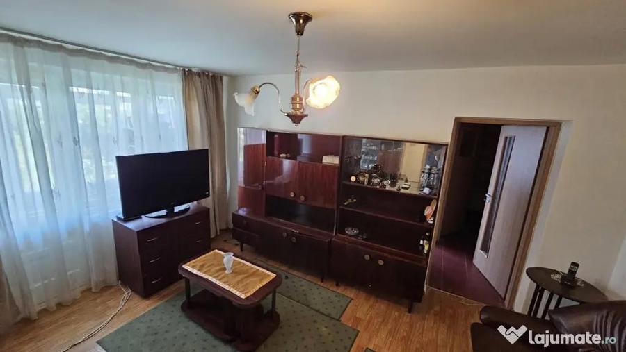 Apartament cu 3 camere semidecomandat în Cina