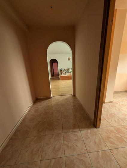 Apartament cu 3 camere semidecomandat în Gorjului