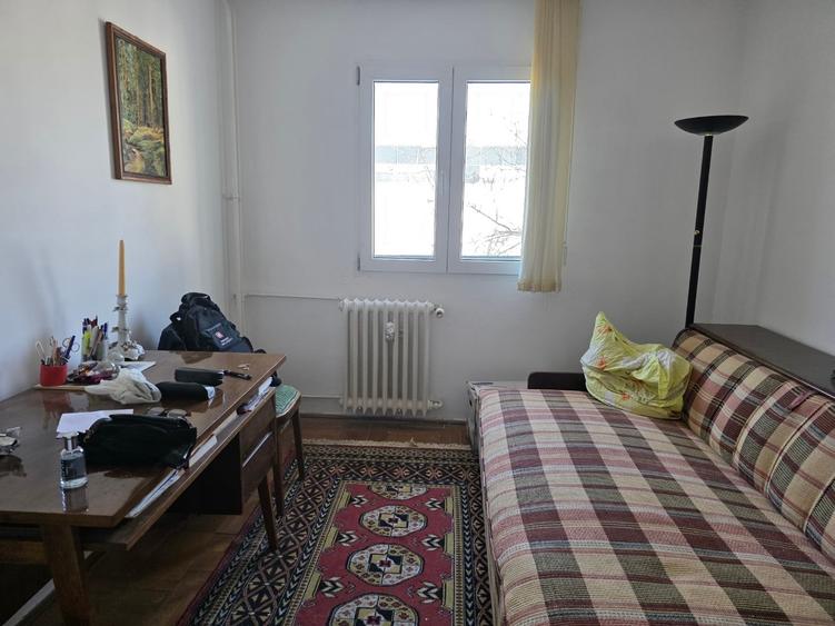 Apartament cu 4 camere decomandat, mobilat în Titan