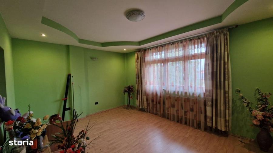 Spațiu comercial, de 800 mp, în Rovine