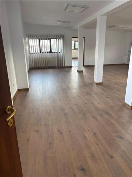 Apartament cu 3 camere semidecomandat în Bucureștii Noi