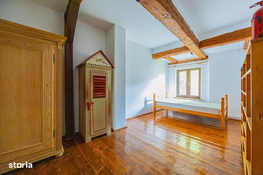 Casă cu 4 camere cu Teren 2454 Mp în Cristian