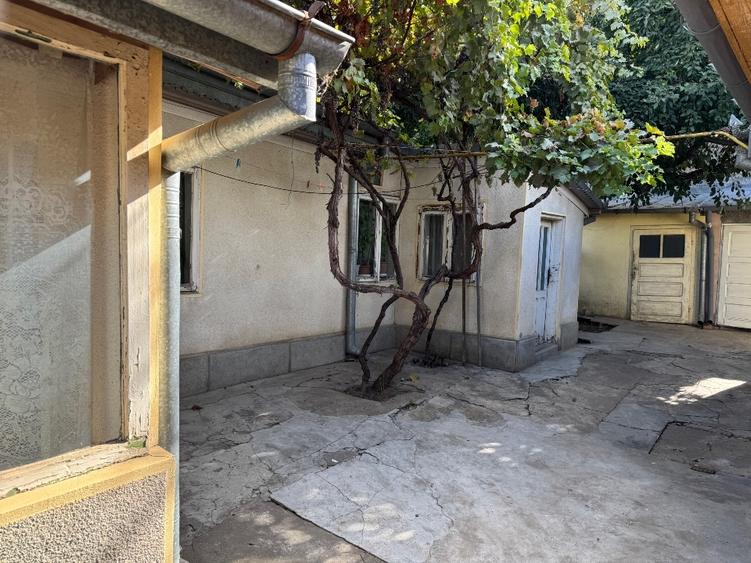 Casă individuală cu 5 camere cu Canalizare în Central