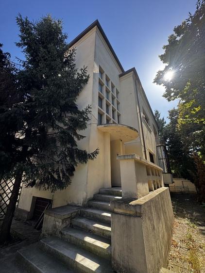 Apartament cu 6 camere semidecomandat în Capitale