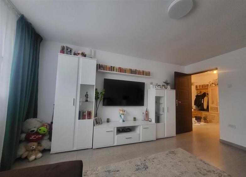 Vanzare apartament 4 camere Tei, complet renovat si mobilat - 1