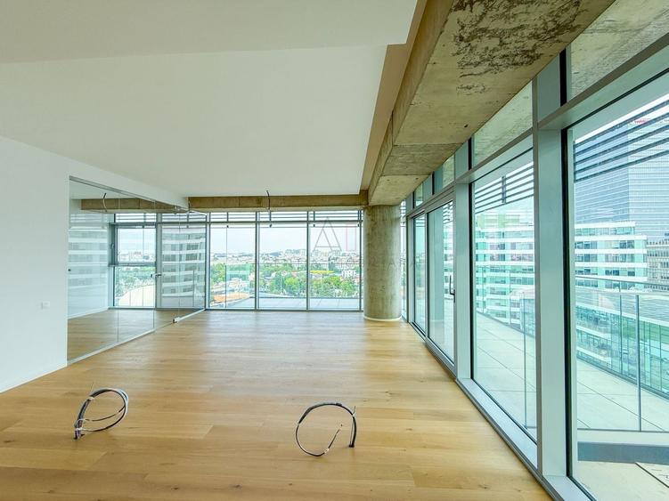 Apartament cu 5 camere semidecomandat în Aviației