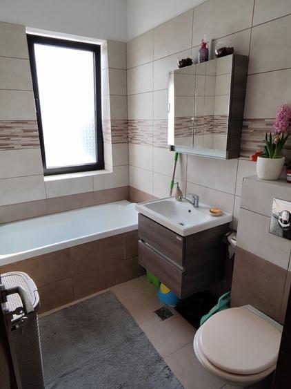 Apartament cu 3 camere decomandat în Roșu