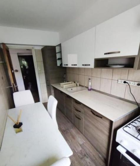 Apartament cu 3 camere decomandat, mobilat în Dristor