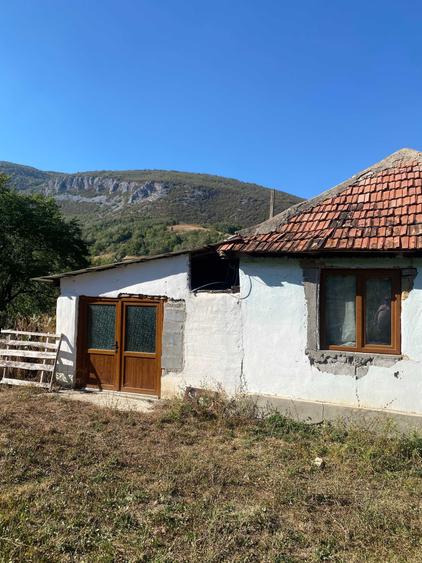Casă cu 4 camere în Isverna