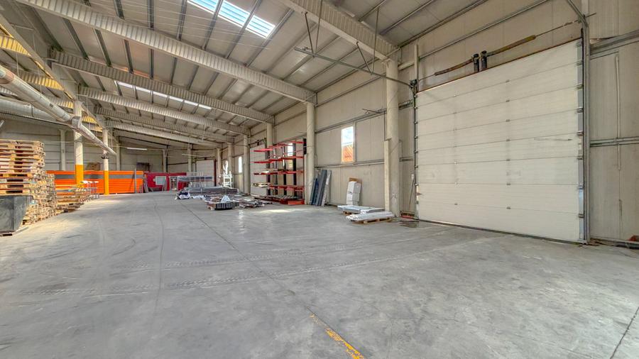 Spațiu industrial, de 3,000 mp, în Hălchiu