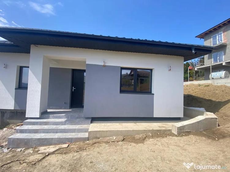 Casă cu 3 camere în Valea Adâncă