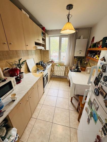 Apartament cu 3 camere semidecomandat, mobilat în Podu Roș
