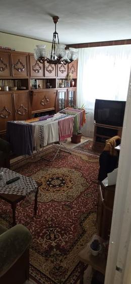 Apartament cu 3 camere decomandat, mobilat în Rovine