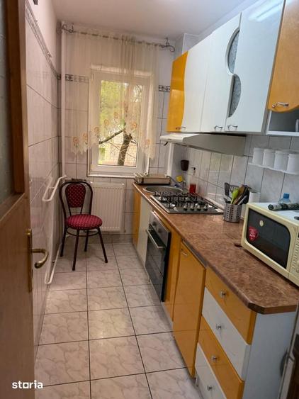 Apartament cu 3 camere semidecomandat în Crângași
