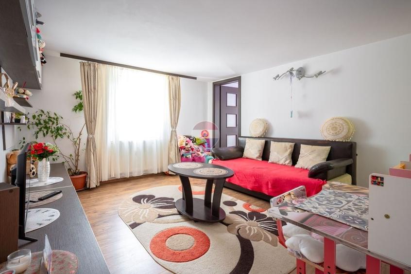 Apartament cu 3 camere decomandat, mobilat în Turcheș