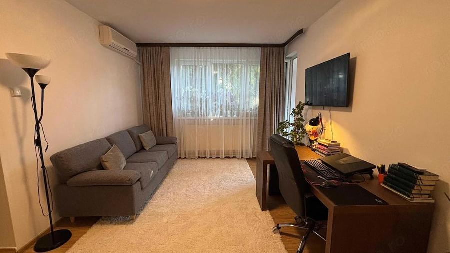 Apartament cu 3 camere semidecomandat în Jiului