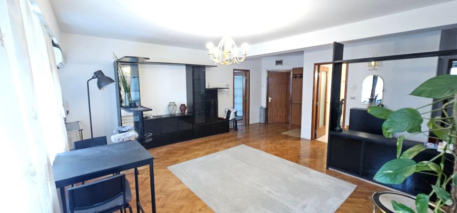 Apartament cu 3 camere semidecomandat, mobilat în Capitale