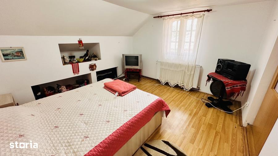 Casă cu 4 camere cu Teren 1800 Mp în Izvoarele