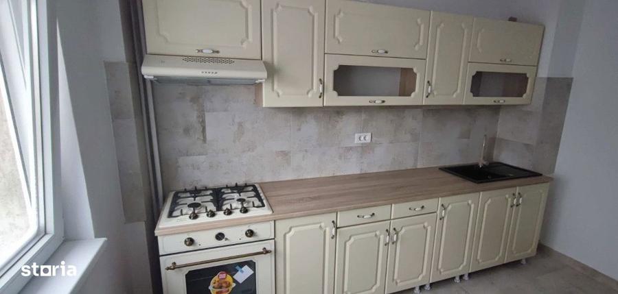 Apartament cu 4 camere semidecomandat în Tei
