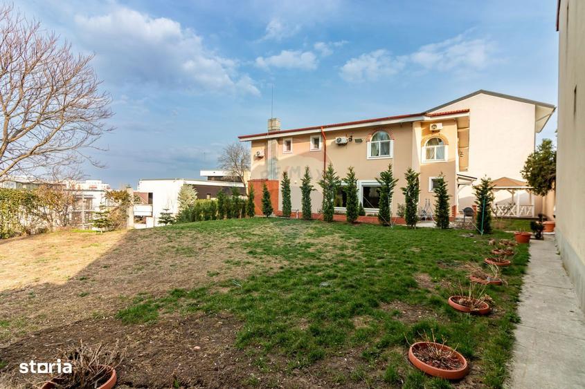 Casă cu 7 camere cu Teren 720 Mp în Văcăresti