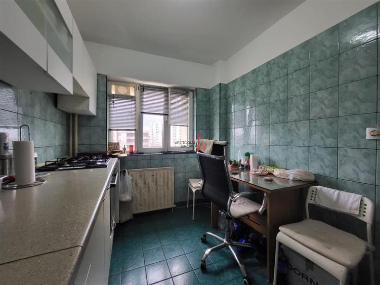 Apartament cu 3 camere semidecomandat în Titan
