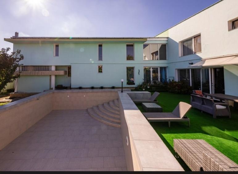 Casă individuală cu 7 camere cu Teren 1000 Mp în Girocului