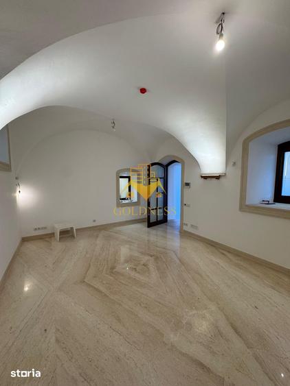 Casă cu 10 camere cu Teren 500 Mp în Gruia
